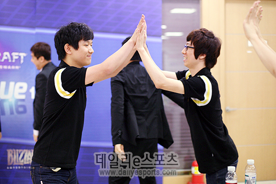 8게임단 양희수(왼쪽)가 SK텔레콤 정윤종을 꺾은 뒤 동료 김도욱과 하이파이브를 나누고 있다.