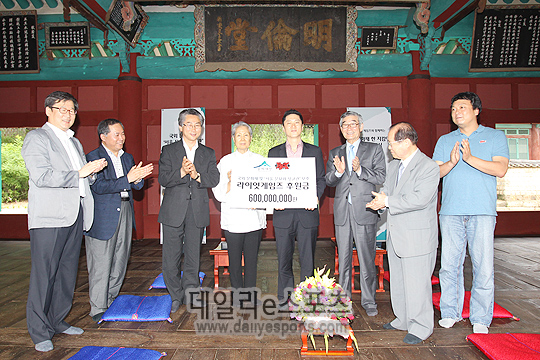 라이엇게임즈와 문화재청의 후원금 전달식이 열렸다. 중앙 왼쪽이 변영섭 문화재청장, 오른쪽이 오진호 라이엇게임즈 아시아 대표.