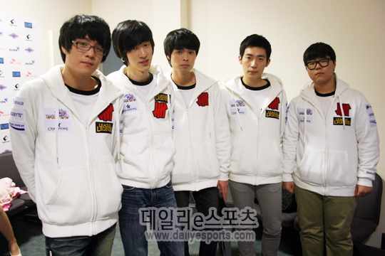지난 시즌까지의 나진 실드 멤버들. 구본택(맨 왼쪽)과 이재완(맨 오른쪽)은 소속을 옮겼다.