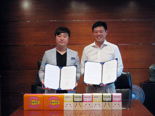 스타테일 원종욱 총감독(왼쪽)과 유유제약 유원상 상무, 사진제공=스타테일