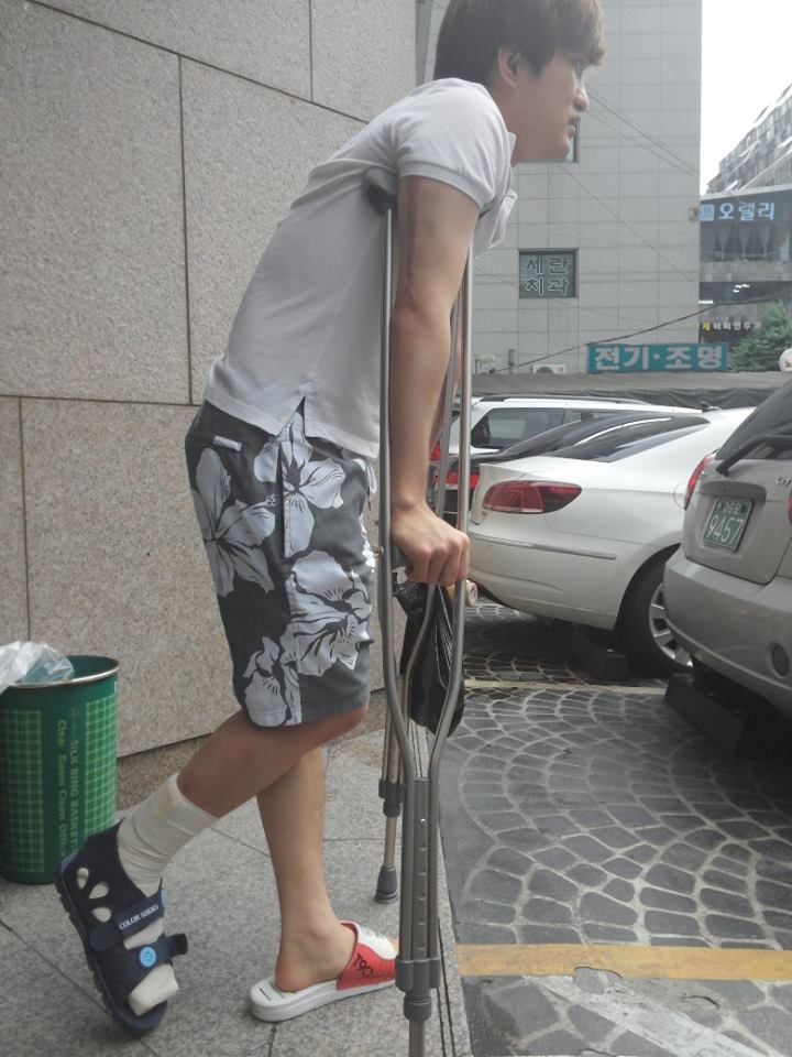 새끼발가락 부상으로 깁스한 이영호(KT 롤스터 페이스북 발췌).