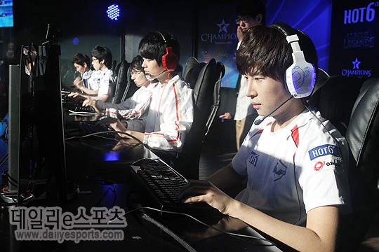 SK텔레콤을 2대0으로 꺾어내면 8강 티켓을 따낼 수 있는 MVP 블루.