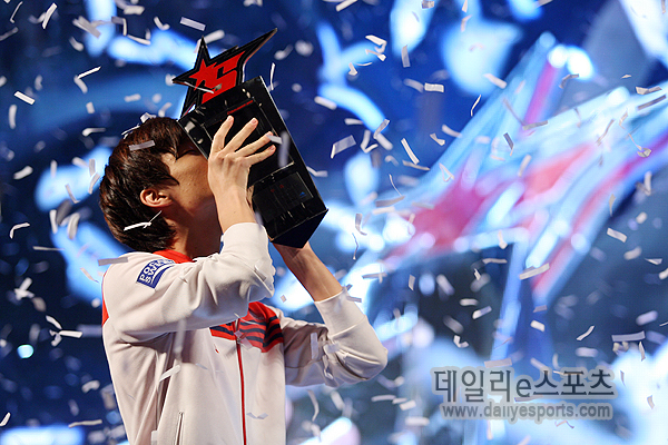 SK텔레콤 T1 정윤종이 데뷔 첫 개인리그 우승을 차지한 옥션 올킬 스타리그 2012 당시의 모습.