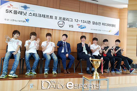 프로리그 결승전이 끝나는 세트를 예상해달라는 질문에 김민철과 이신형만 7을 만들었다.