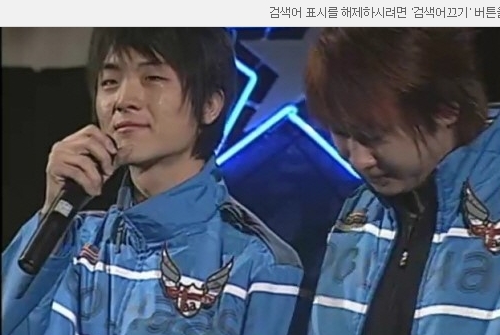 STX 소울 원년멤버 한승엽(좌)과 박상익이 2004년 프로리그 결승전에서 패한 뒤 눈물 흘리는 장면.(온게임넷 캡처)