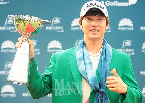 ▲보성CC클래식에서프로데뷔6년만에첫승을달성한김태훈이우승컵과엄지손가락을들어보이고있다.사진
