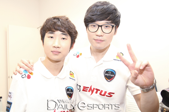 CJ 엔투스 프로스트의 중단 담당 정민성(왼쪽)과 정글러 이현우.