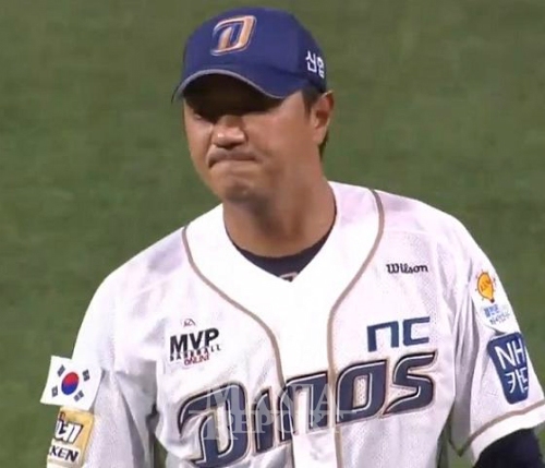 ▲방송중계카메라에잡힌NC의'유니폼태극기'.사진│KBSN방송화면캡쳐