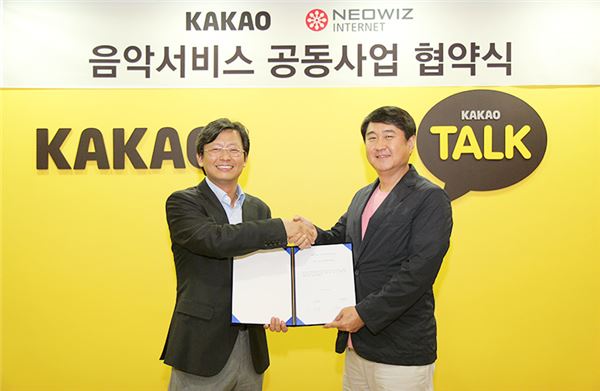 네오위즈인터넷 최관호 대표(좌측)와 카카오 이석우 공동대표