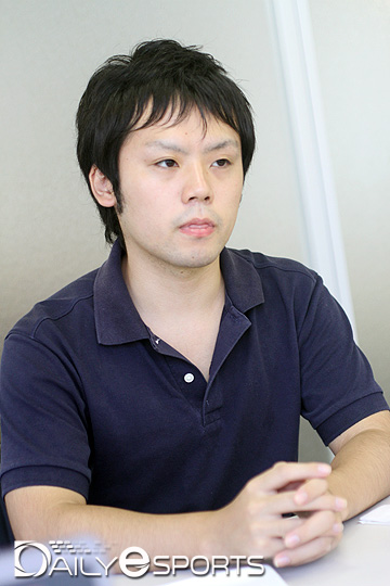 e스포츠 스퀘어에서 일하고 있는 시모카와 료헤이(下川洋平)