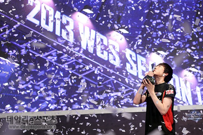WCS 시즌1 파이널 우승자인 STX 이신형.