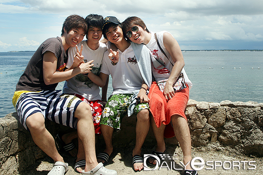 2009년 포상휴가로 떠난 세부에서 동료들과 함께 환하게 웃고 있는 우정호(맨 오른쪽).