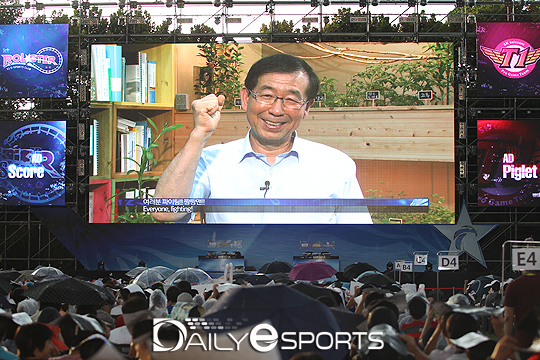박원순 서울 시장이 31일 서울 잠실 보조경기장에서 열린 핫식스 리그 오브 레전드 챔피언스 서머 2013 결승전에서 인터뷰를 통해 e스포츠 경기장이 내년에 오픈될 것이라 밝혔다.