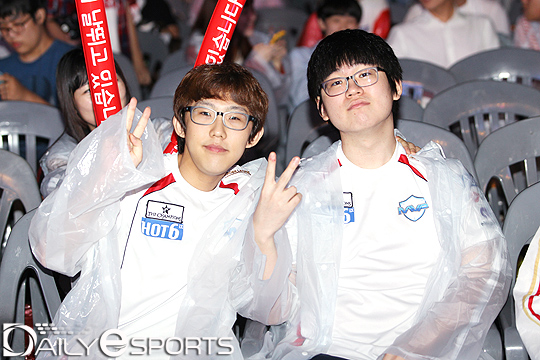 결승전 현장을 찾아 SK텔레콤 T1을 응원한 MVP 오존 구승빈(왼쪽)과 배어진.