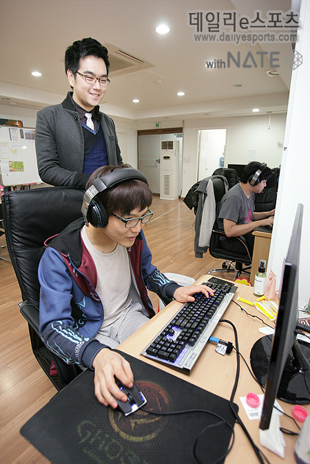 선수들의 뒤에서 연습 장면을 지켜보고 있는 이석진 나진 e엠파이어 게임단주.