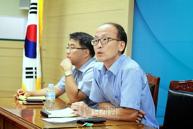 문화부 게임콘텐츠산업과 이수명 과장(중앙)이 고포류 규제안에 대한 입장을 밝히고 있다.