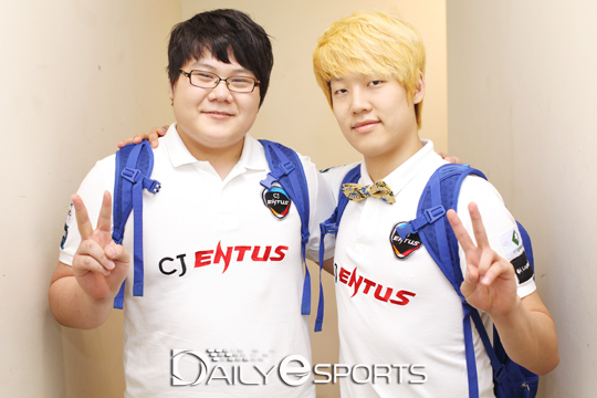 CJ 엔투스 프로스트의 선호산(왼쪽)과 이창석.