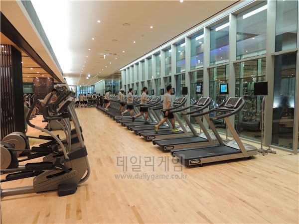 체력을 단련 중인 직원들