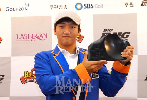 ▲2013-14BBQ치킨GTOUR써머시즌4차대회에서우승한김홍택이우승트로피를들어올리고있다.사진