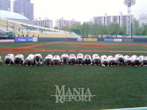 ▲우승이후관중석에큰절을올리는선수들.이들중리그를지배하는선수가나오기위해서는수정주말리그시행이선행되어야한다.사진│김현희기자