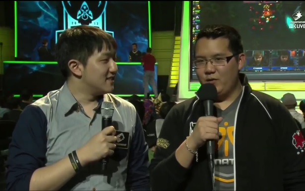 프나틱의 서포터 보라 킴(오른쪽)이 온게임넷 리포터 '초브라' 조한규와 인터뷰를 나누고 있다.