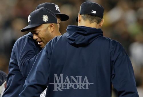 ▲27일(한국시간)양키스타디움에서열린템파베이레이스와의홈경기는뉴욕양키스의마리아노리베라의고별전이었다.9회초교체사인이전해진후마운드에오른동료인앤디페티트,데릭지터를보고리베라가눈물을흘렸다.사진