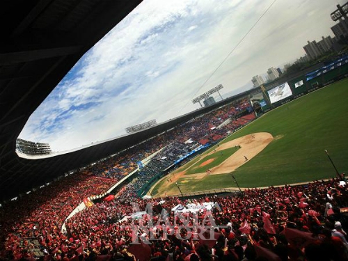 ▲잠실구장에서열린2013정기고연전야구.그열기는한일전못지않다.사진│고려대학교