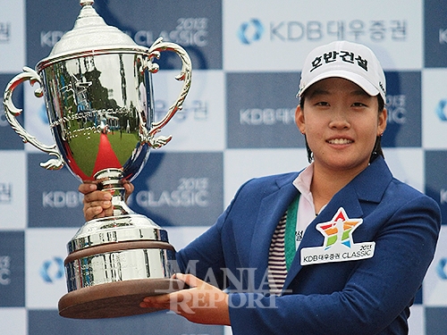 ▲29일강원도평창군에위치한휘닉스파크골프클럽에서열린KDB대우증권클래식에서프로데뷔첫승을거둔배희경이트로피를들어올리고있다.사진