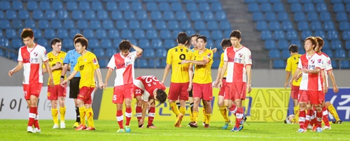 ▲지난8월11일열린'현대오일뱅크K리그클래식2013'에서의성남일화선수들의모습.사진