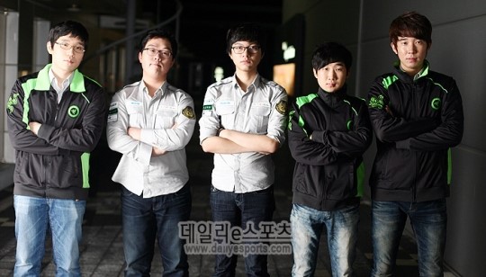 아주부 프로스트 시절의 이현우(왼쪽)과 장건웅(왼쪽에서 두 번째.