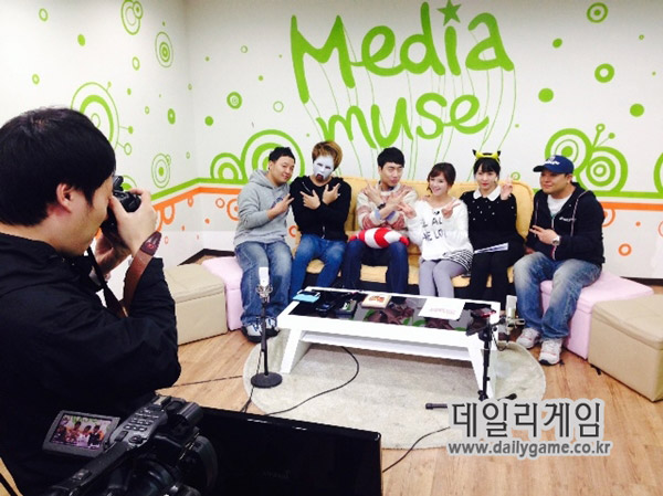 본지 문영수 기자(좌측)가 모락모락TV 출연진을 카메라에 담고 있다.