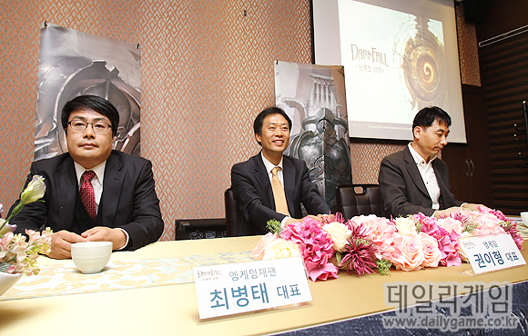 좌측부터 최병태 엠게임 재팬 대표, 권이형 엠게임 대표, 다크폴 개발총괄 변정호 이사