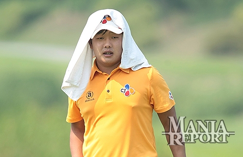 ▲한국프로골프(KPGA)투어시즌최종전으로치러지고있는헤럴드·KJY투어챔피언십2라운드에서단독선두에오른김기환.사진