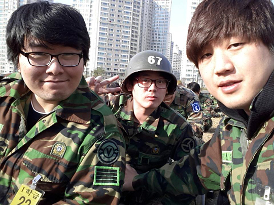 예비군 훈련장에서 우연히 만난 여창동(왼쪽), 김남훈, 손대영 코치(손대영 코치 페이스북 발췌).