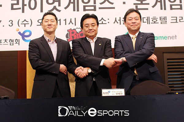 라이엇 오진호 대표, 한국e스포츠협회 전병헌 회장, 김계홍 C&M 방송사업부문 부문장(왼쪽부터).