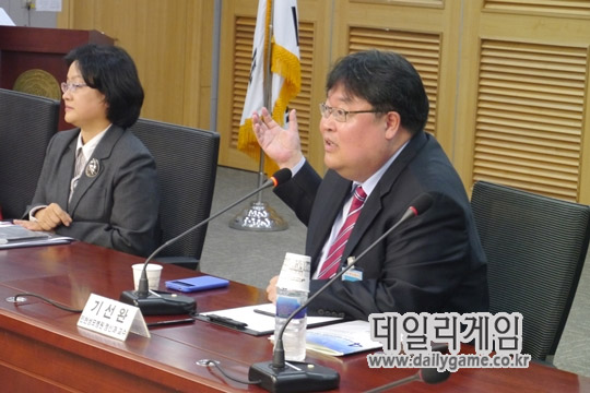 '중독법' 공청회 지정토론 좌장을 맡은 기선완 인천성모병원 정신과 교수(우측)