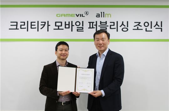 게임빌 송재준 부사장(좌측)과 올엠 이종명 대표