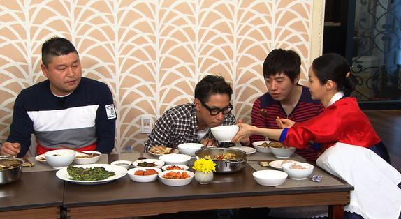 SBS의 주말 예능 프로그램인 '맨발의 친구들'에 나란히 나선 김가연(맨 오른쪽)과 임요환(맨발의 친구들 홈페이지 발췌).