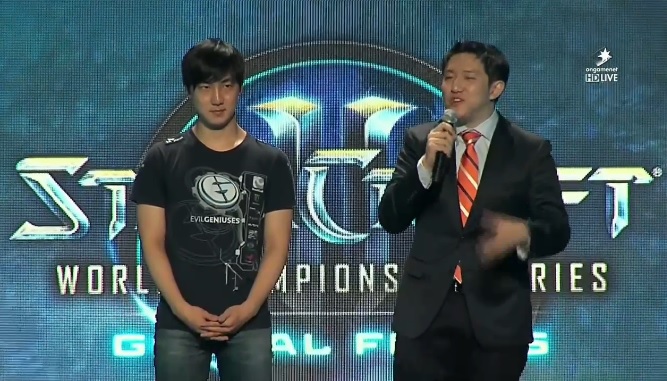 WCS 글로벌 파이널 8강전에서 백동준을 꺾은 이제동(왼쪽)이 인터뷰에 임하고 있다(온게임넷 방송 화면 캡처).