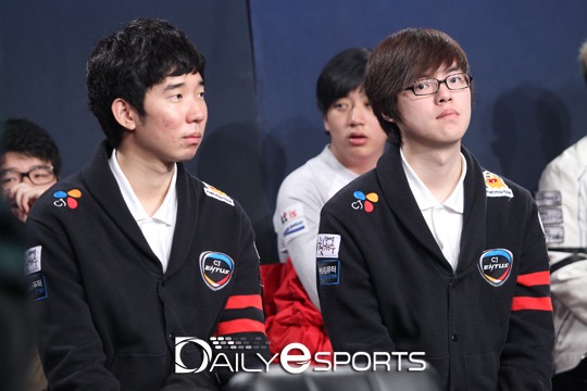 롤챔스 미디어데이에 참가한 CJ 엔투스 박상면(왼쪽)과 강형우. 두 선수 모두 SK텔레콤 T1 K를 우승 후보로 꼽았다.