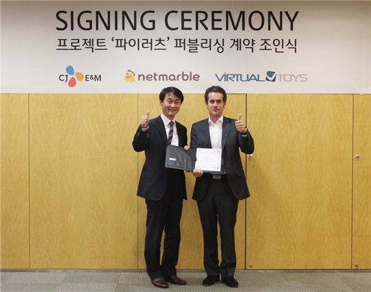 넷마블 조영기 부문 대표(좌측), 버추얼토이즈 파브리시아노 바요 대표