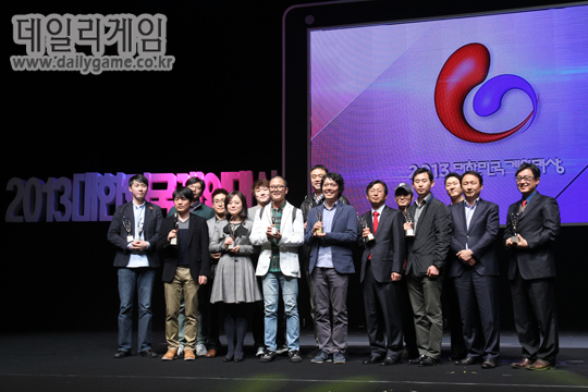 2013 대한민국 게임대상 수상자들이 단상에 올라 단체 사진을 촬영하고 있다.