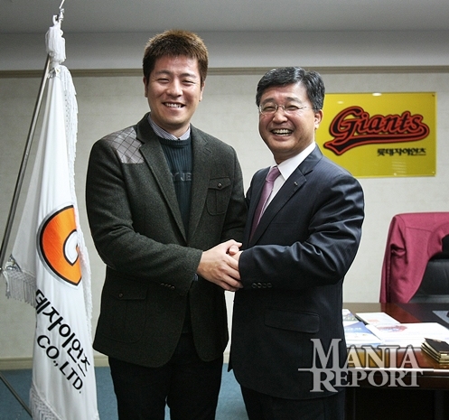 ▲강민호(왼쪽)와배재후롯데단장(오른쪽).사진│롯데자이언츠