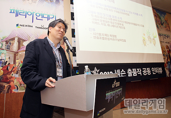 띵소프트 정상원 대표, 14일 부산 벡스코에 열린 지스타 2013서 자체 개발 중인 '페리아연대기'에 대해 설명하고 있다.