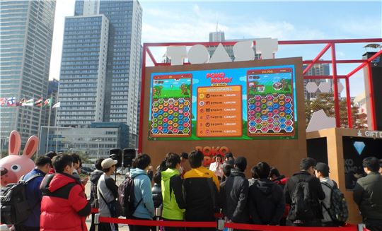 지스타2013 야외 부스에서 포코팡이 시연되고 있다.