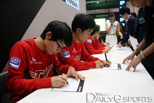 SKT K, 지스타서 사인회 개최…폭발적 호응