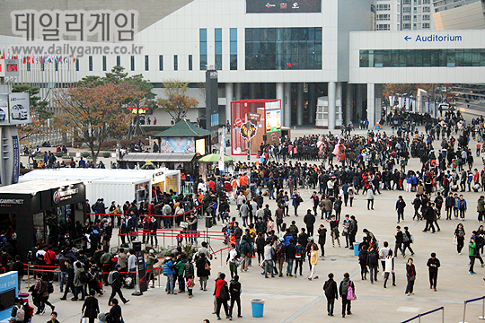 쉽고 가볍게 즐길 수 있는 이벤트를 앞세워 관람객들의 시선을 모은 야외 부스.