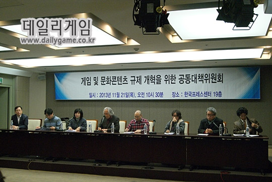 김성곤 K-IDEA 사무국장(좌측부터), 이동연 한국예술종합학교 교수, 권금상 문화연대 집행위원, 박재동 한국예술종합학교 교수, 김종득 게임개발자연대 대표, '호두악마', 배장수 한국영화제작가협회 상임이사, 박경신 고려대학교 법학전문대학원 교수