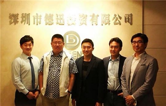 정재광 앱디스코 중국지사장(좌측부터), 정리칭 텐센트 공동창업자, 정수환 앱디스코 대표, 유범령 앱디스코 글로벌 사업총괄, 박상훈 앱디스코 게임사업 본부장