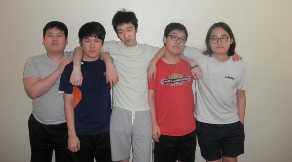 한국 선수들로 구성된 퀀틱게이밍. 장건웅(붉은색 옷)은 안순호로 교체됐다.